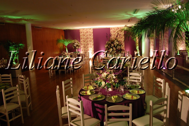 Fotos de Casamento Vanessa e Edson no MAM. Foto numero 08 da cerimonialista Liliane Cariello, do Rio de Janeiro, RJ, que faz cerimonial de casamentos, cerimonial de eventos, cerimonial de festas, cerimonial de 15 anos, cerimonial de bodas, cerimonial de eventos sociais, cerimonial de aniversários, decoração de casamento, decoração de festas de 15 anos, decoração de eventos sociais, decoração de aniversários, buffet de casamento, buffet de 15 anos, buffet festas, buffet eventos e assessoria cerimonial. Decoração lilás roxa e verde Liliane Cariello MAM Casamento cerimonial casamento cerimonialista eventos casamentos rio decoração de lembrancinhas decorações igreja sitio evangelico