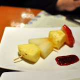 Brochette de fruits. Meilleure que ce que son aspect suggère, mais pas de quoi se relever la nuit.