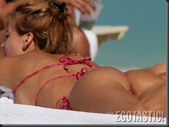 jesica-cirio-bikini-malfunction-on-the-beach-of-miami-01-900x675