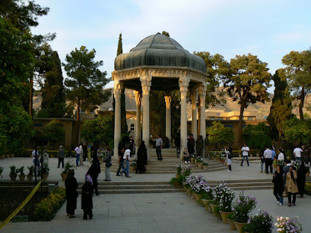 Things to see in Shiraz: At the mausoleum of Hafez