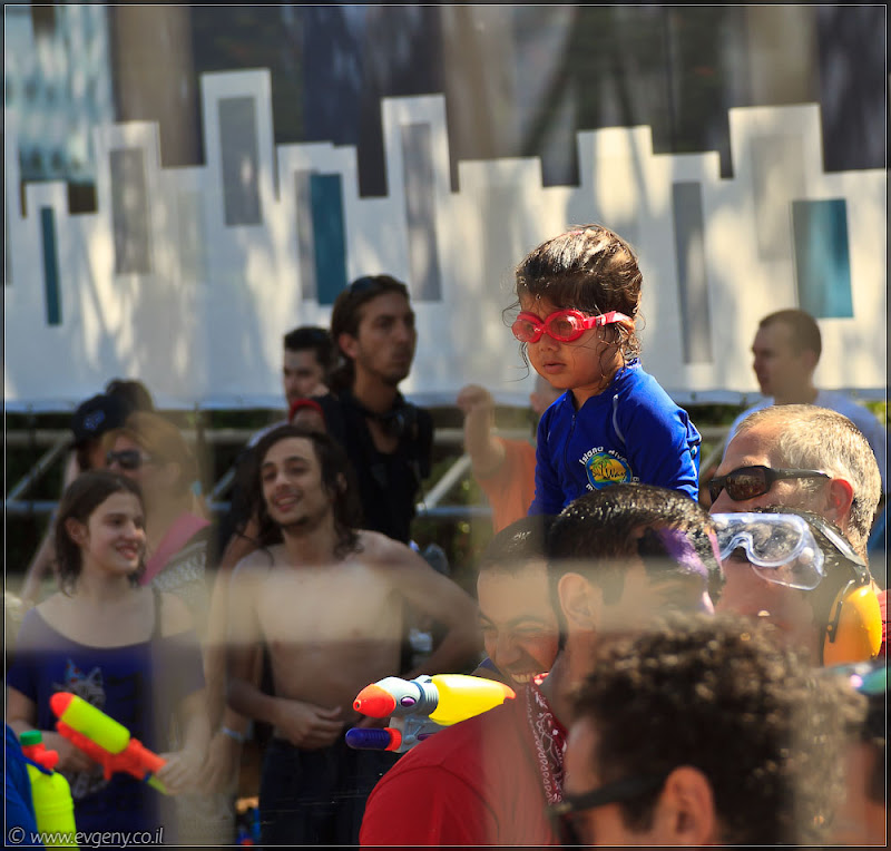 il/Настоящее мочилово в центре Тель Авива (20110701 ta water war 071 6836)