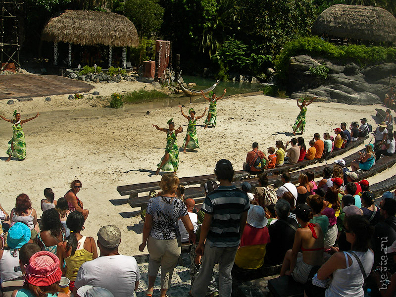 13. Aloha Polynesia. Порт Авентура. Port Aventura. Salou. Costa Dorada. Spain. На пылающий песок арены выходят в плавном и изящном танце девушки. 13. Aloha Polynesia. Порт Авентура. Port Aventura. Salou. Costa Dorada. Spain. На пылающий песок арены выходят в плавном и изящном танце девушки.