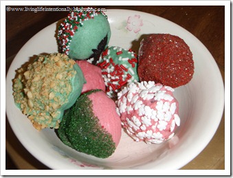 Oreo Balls - These are such a yummy, quick to make, Christmas cookies that your kids will love to help you make. There are so many ways to decorate and personalize them too! Oreo Balls - These are such a yummy, quick to make, Christmas cookies that your kids will love to help you make. There are so many ways to decorate and personalize them too!
