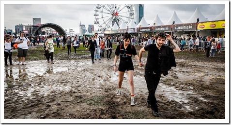 29mar2013---o-publico-do-festival-lollapalooza-faz-o-que-pode-para-caminhar-entre-pocas-de-agua-e-lama-durante-o-evento-1364591372990_956x500 29mar2013---o-publico-do-festival-lollapalooza-faz-o-que-pode-para-caminhar-entre-pocas-de-agua-e-lama-durante-o-evento-1364591372990_956x500