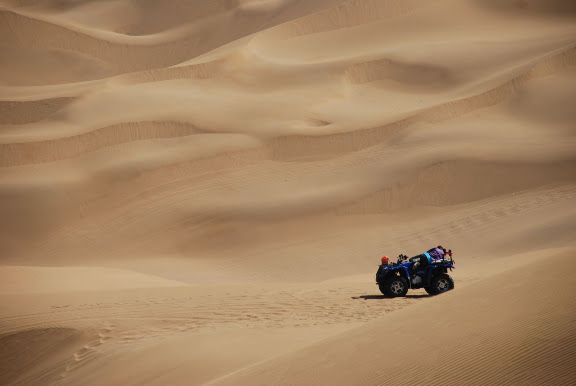 Dunes - Buggy au milieu des dunes