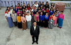 Las esposas y yo: El Sr. Ziona Chana posa con sus 39 esposas en su casa de Baktawang, Mizoram, India