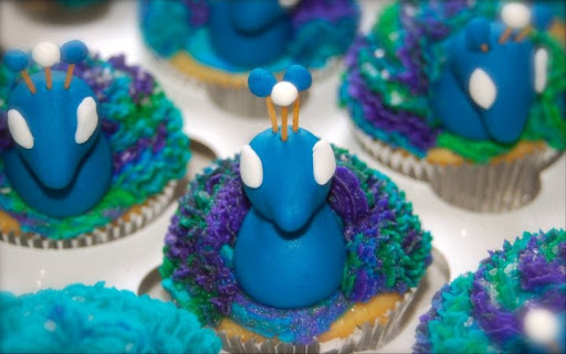 round peacock color themed wedding cake cupcakes