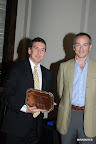 Emilio Ocampo, Presidente de HelpArgentina, entrega una Mención Especial a Julio Bocca por su compromiso social. Group. Gentileza: HelpArgentina.
