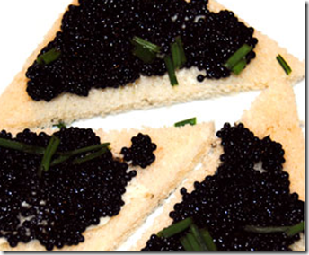 Tartine con caviale ed erba cipollina 
