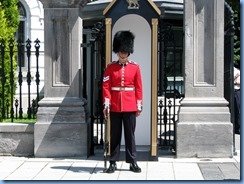 6396 Ottawa 1 Sussex Dr - Rideau Hall - Ceremonial Guard peforming sentry duty