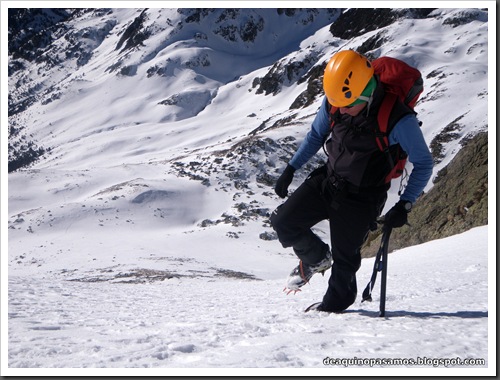 Canal Central SO 200m 50º con esquis (Pico de la Montañeta 2552m, Benasque, Pirineos) (Isra) 3334