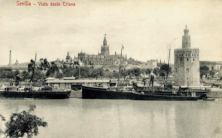 El vapor MANUEL ESPALIU atracado en el puerto de Sevilla frente a la Torre del Oro. Postal.JPG