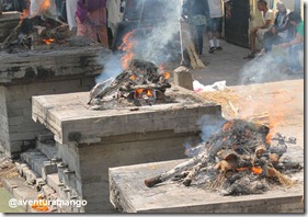 Cremação no Rio Bagmati em Kathmandu