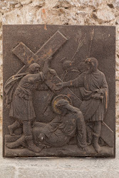 V. zastavení - Šimon Kyrenský pomáhá Pánu Ježíši nést kříž.

Foto: Vojtěch Krajíček
