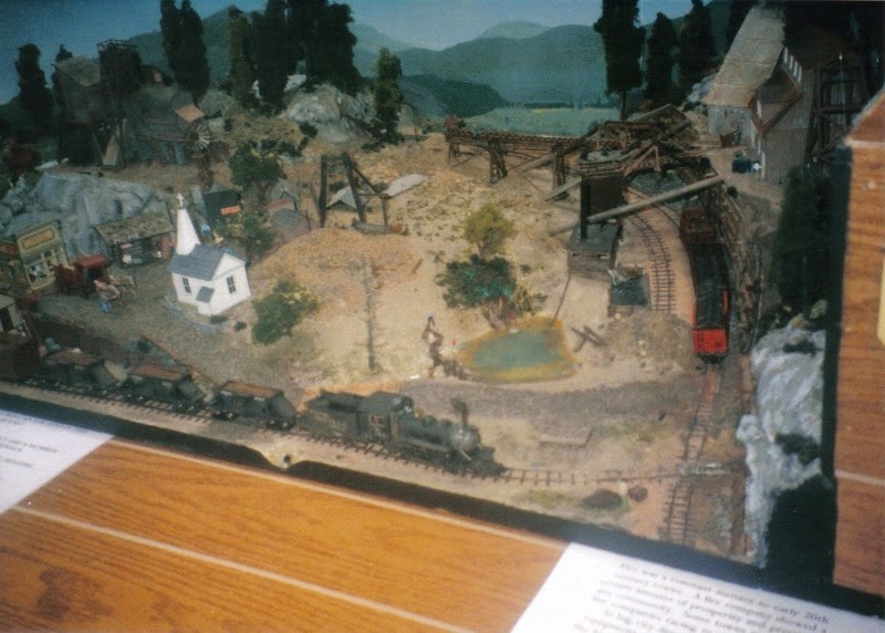 [02-Diorama-at-the-Triangle-Mall-in-F.jpg]