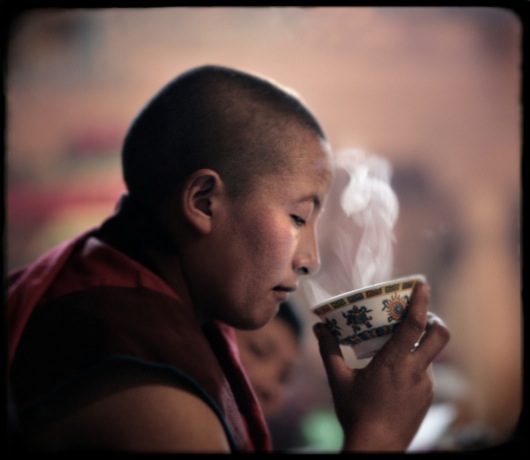 Mnich pijący herbatę z l-teaniną