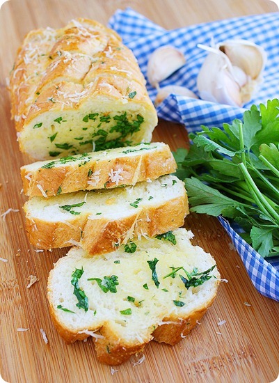 Parmesan Herb Garlic Bread – This is amazing! Easy, super fluffy garlic bread with fresh parsley and Parmesan!| thecomfortofcooking.com