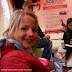 bezoekertje in Festivaltent