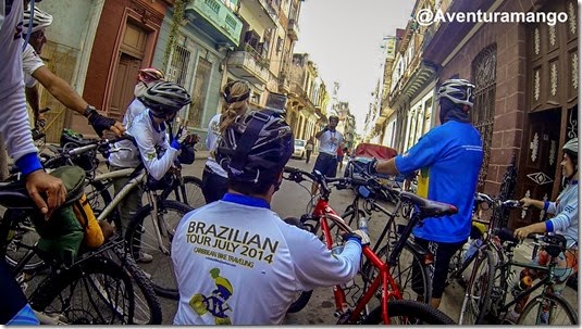 Grupo se preparando para iniciar o pedal em Havana Grupo se preparando para iniciar o pedal em Havana