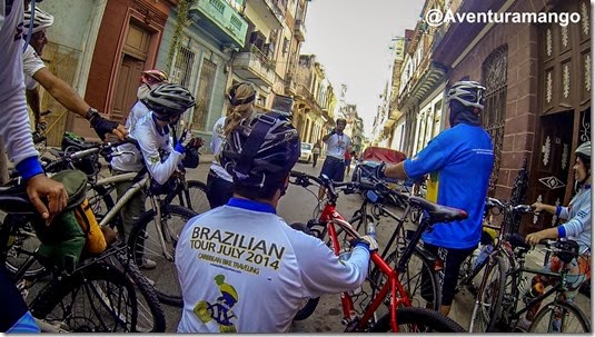 Grupo se preparando para iniciar o pedal em Havana