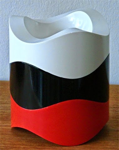 [84030%2520ashtray%2520by%2520Walter%2520Zeischegg%2520for%2520Helit%2520in%2520White%2520red%2520and%2520black%2520stacked%255B3%255D.jpg]