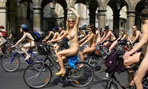 Protesta nudista in bicicletta conrtro inquinamento