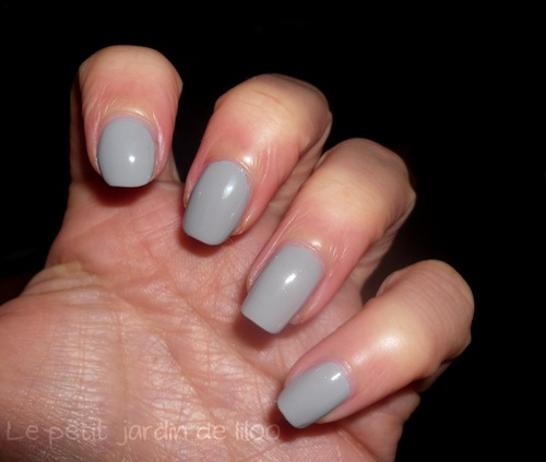 elle-magazine-september-2011-free-mavala-nail-polish-grey-02 elle-magazine-september-2011-free-mavala-nail-polish-grey-02