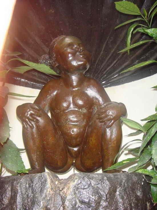 Tribute-To-Peeing-Statues-93