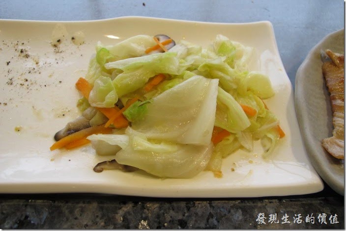 台南-上品鐵板燒餐廳。最後是炒高麗菜。這高麗菜內還有紅蘿蔔絲、香菇，比一般平價鐵板燒的高麗菜看起來高級許多。
