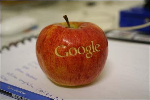 [apple-with-laser-engraved-google-logo%255B4%255D.jpg]