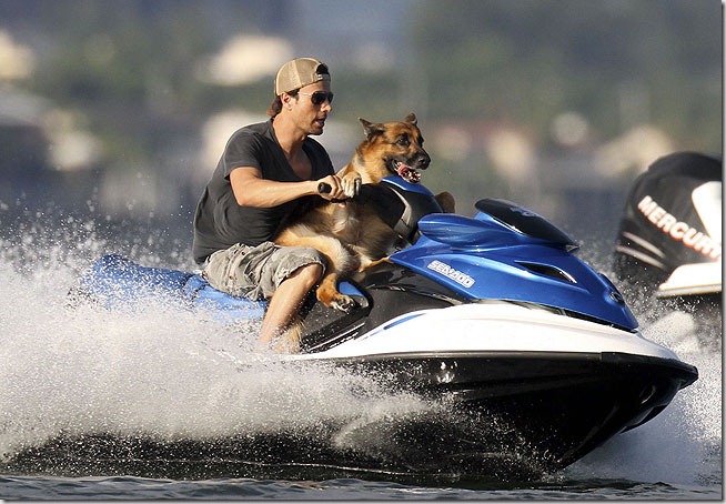 Enrique Iglesias e seu cachorro