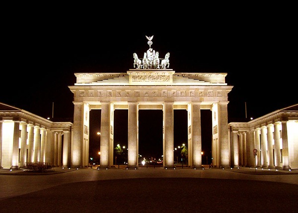  مدن المانيا السياحية  800px-BrandenburgGate_FrontatNight_June_2004_thumb%25255B2%25255D