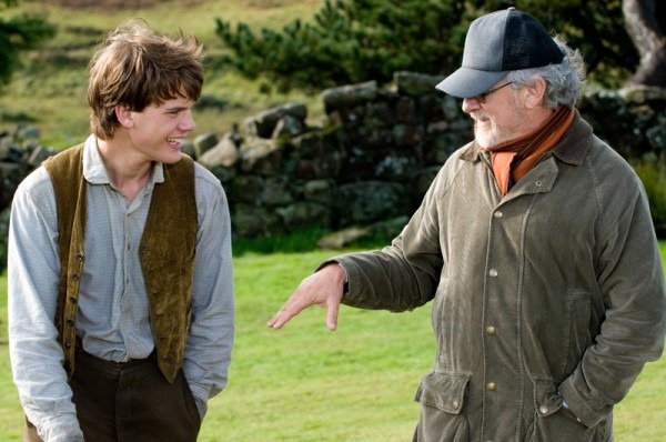 war-horse-jeremy-irvine-steven-spielberg-movie-set-photo-03-600x398