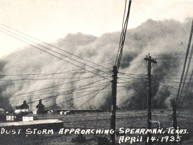 Dust storm approaching Spearman, Texas, 14 April 1935. Photo: NOAA