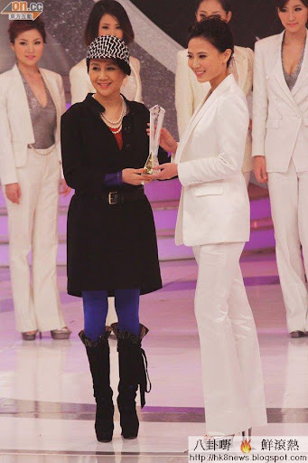 香港代表朱晨麗奪「大中華區典雅氣質大獎」，由梁安琪頒獎。