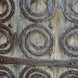 Ferramenta amb formes de serp a la porta principal de l'església de Lluçà