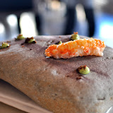 LA langoustine, et de petites billes de crème dhuître, et algues vieillies durant 2 ans.