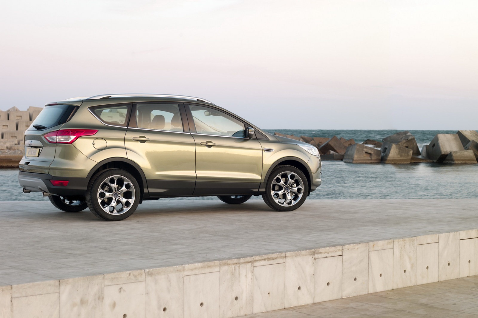 2012-Ford-Kuga-18[2].jpg