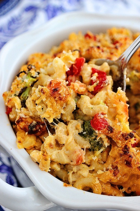 Spicy Roasted Vegetable Macaroni and Cheese – No butter, lots of veggies, and family friendly! Everyone always raves about this mouthwatering mac! | thecomfortofcooking.com