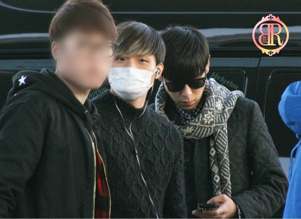 Big Bang - Incheon Airport - 06dec2013 - Fan - BB Rhythm - 01.jpg