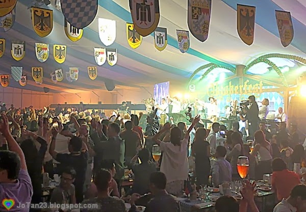 [oktoberfest-2013-sofitel-bavarian-sound-express-party-crowd-jotan23%255B5%255D.jpg]