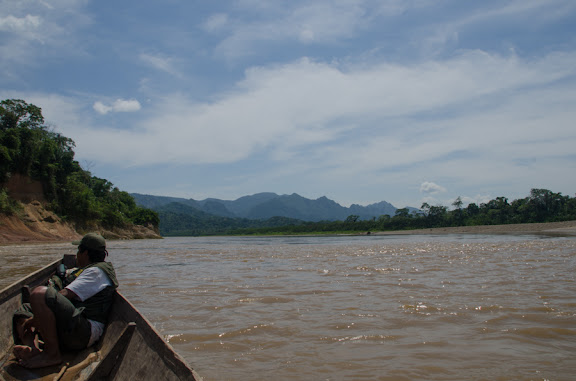 Des Yungas au Beni - Retour vers Rurrenabaque sur le Rio Beni : la chaine du Bala (Beni, Bolivie). 31 octobre 2012. Photo : C. Basset