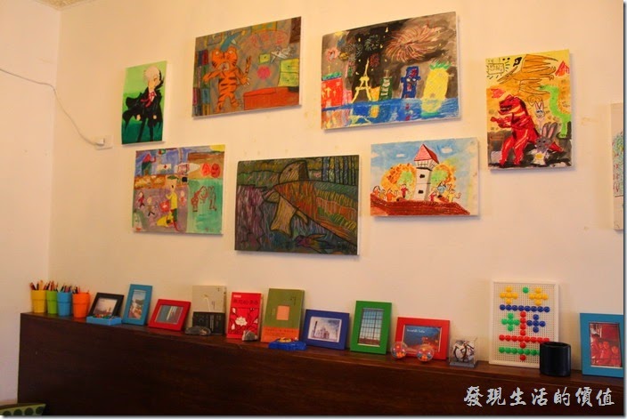 台南【bRidge+，橋上看書】餐廳的某個角落有許多蠟筆圖畫，似乎是小朋友的畫作，也擺了蠟筆，不知道是否可以讓客人自己畫畫？