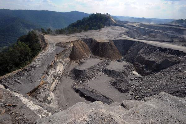 A mountaintop removal mining site at Kayford Mountain, W.Va., with Coal River Mountain, left, in the background, 18 September 2008. Photo: Jeff Gentner / Associated Press