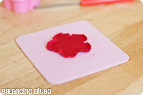 How to make small gumpaste roses (29)
