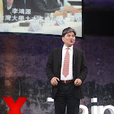 Representant del govern parlant sobre la gestió de l'aigua a Taiwan