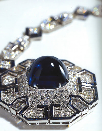 Isn't this sapphire and diamond piece just stunning? (photo, Elizabeth Taylor:My Love Affair With Jewelry) Isn't this sapphire and diamond piece just stunning? (photo, Elizabeth Taylor:My Love Affair With Jewelry)