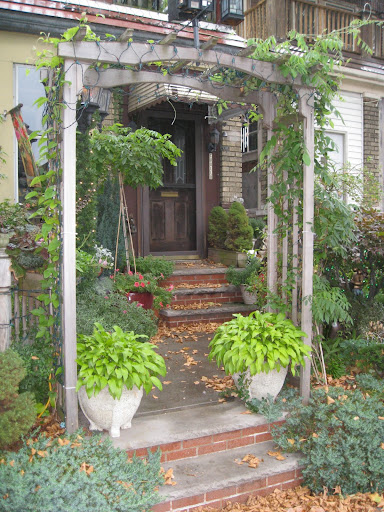 We're still in Brooklyn, I can assure you! Whether it's out of a desire to improve the neighborhood or pure and simply envy, an entryway like this inspires neighbors and passersby alike.