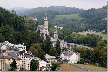 800px-MpaLurdesRosaryBasilica.jpg