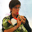 Maïna au Tin Whistle, avec Aël dans l'écharpe (© Za)